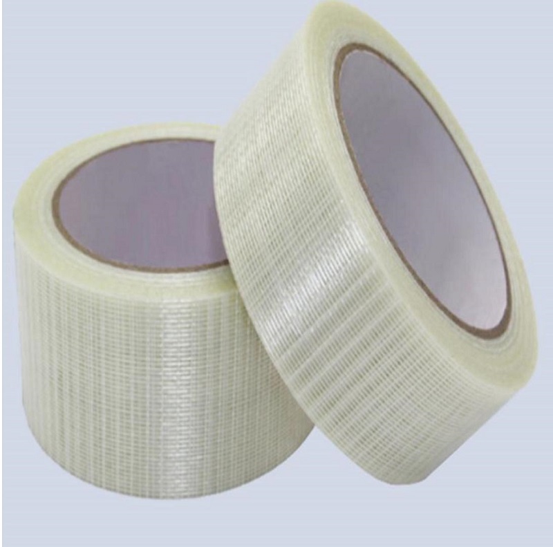 Que características e vantagens de desempenho a fita de fibra tem em comparação com a fita comum?